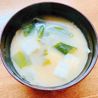 もやしと豆腐とワカメの味噌汁